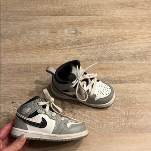 These are Nike Air Jordan 1 Mid infant/toddler 6c GUC+
